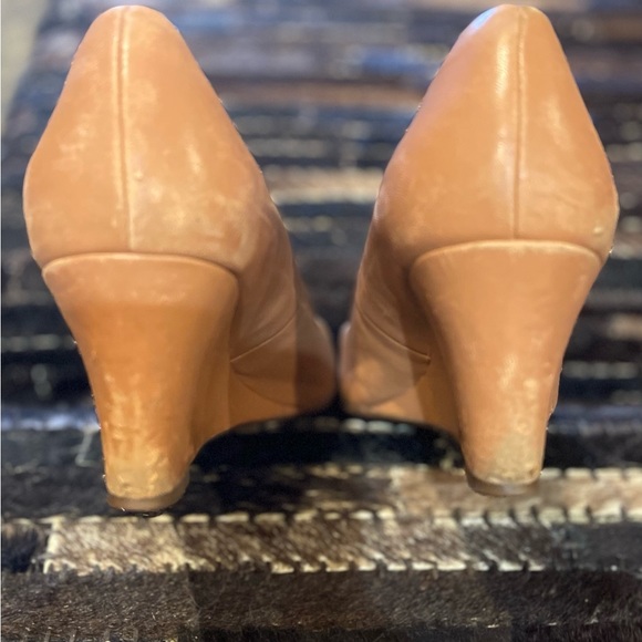 Tory Burch Chelsea Wedge Heel 7.5 Tan / gold hardware - Picture 5 of 5